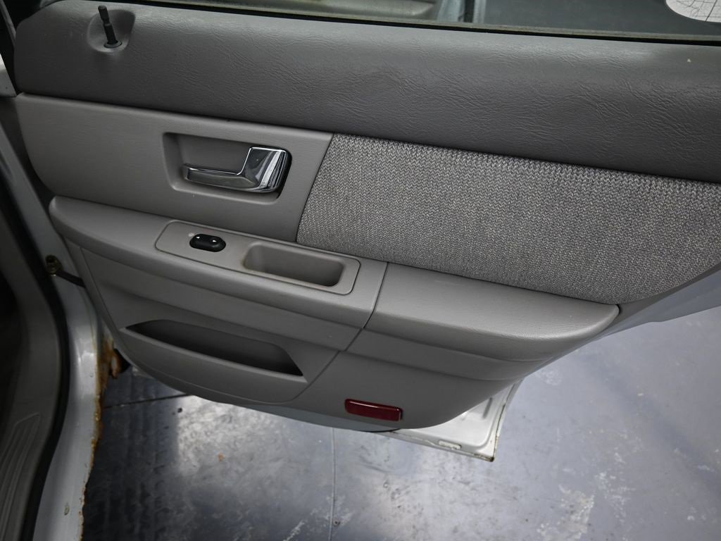 Used 2002 Ford Taurus SE image 23