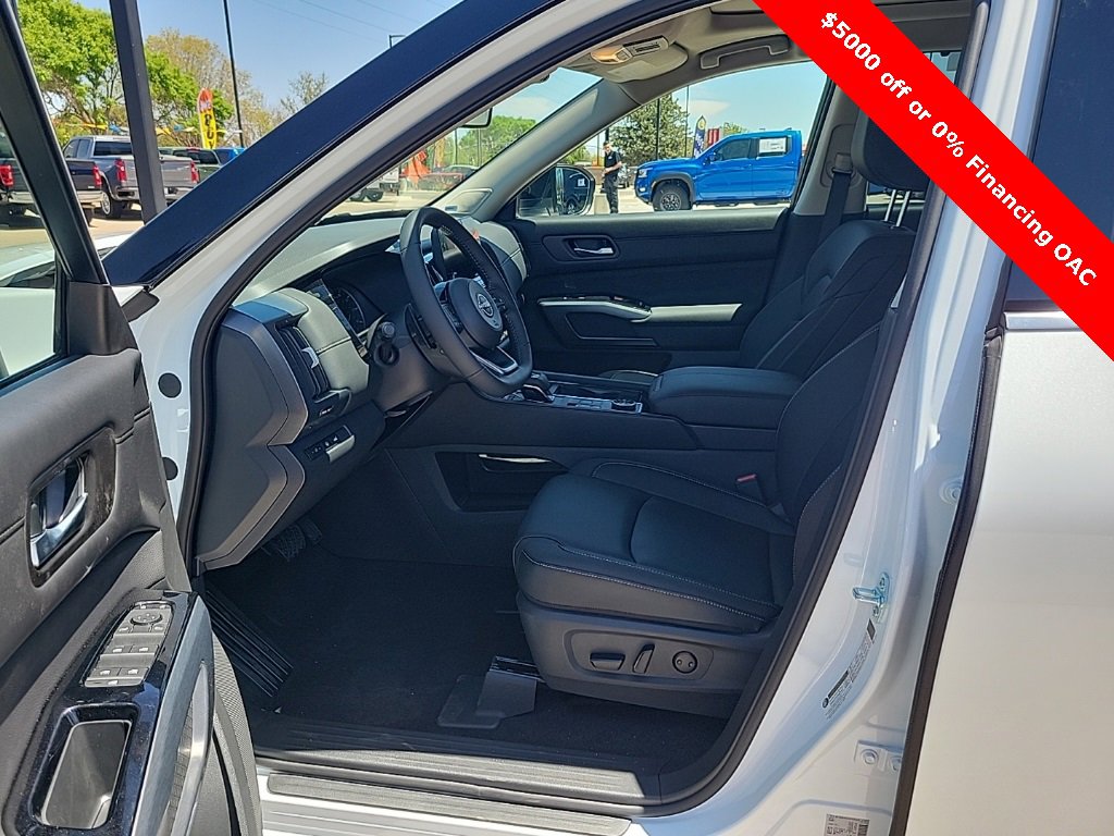New 2025 Nissan Pathfinder SL w/ SL Premium Package image 10