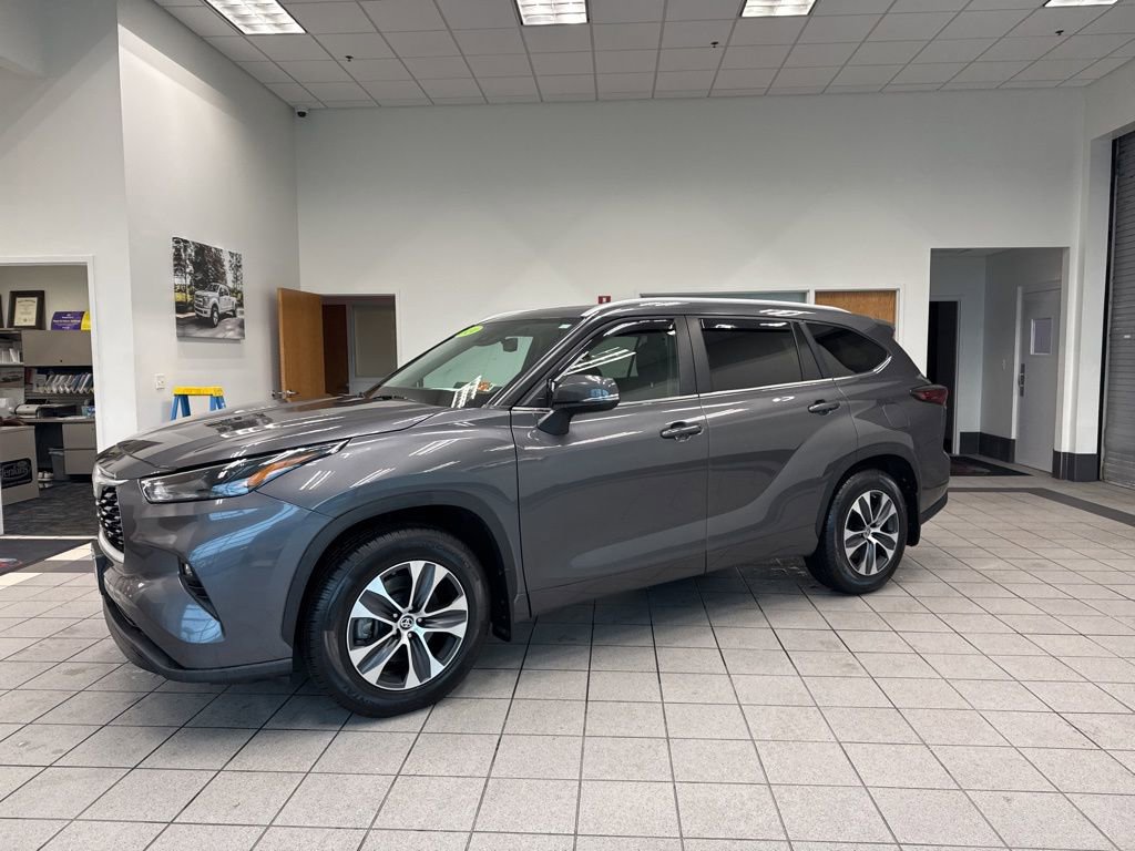 Used 2024 Toyota Highlander XLE AWD/4WD image 3