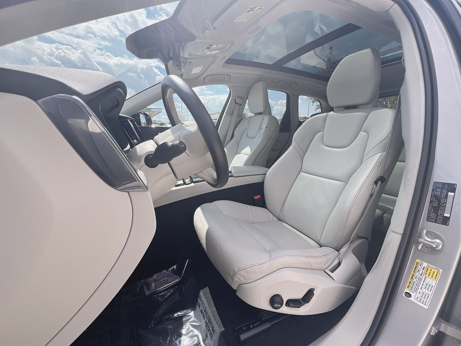 Certified 2023 Volvo XC60 B5 Plus w/ Protection Package Premier AWD/4WD image 21