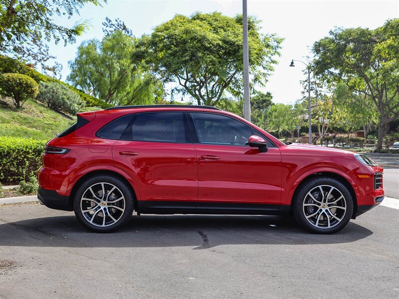 Used 2024 Porsche Cayenne AWD/4WD image 6