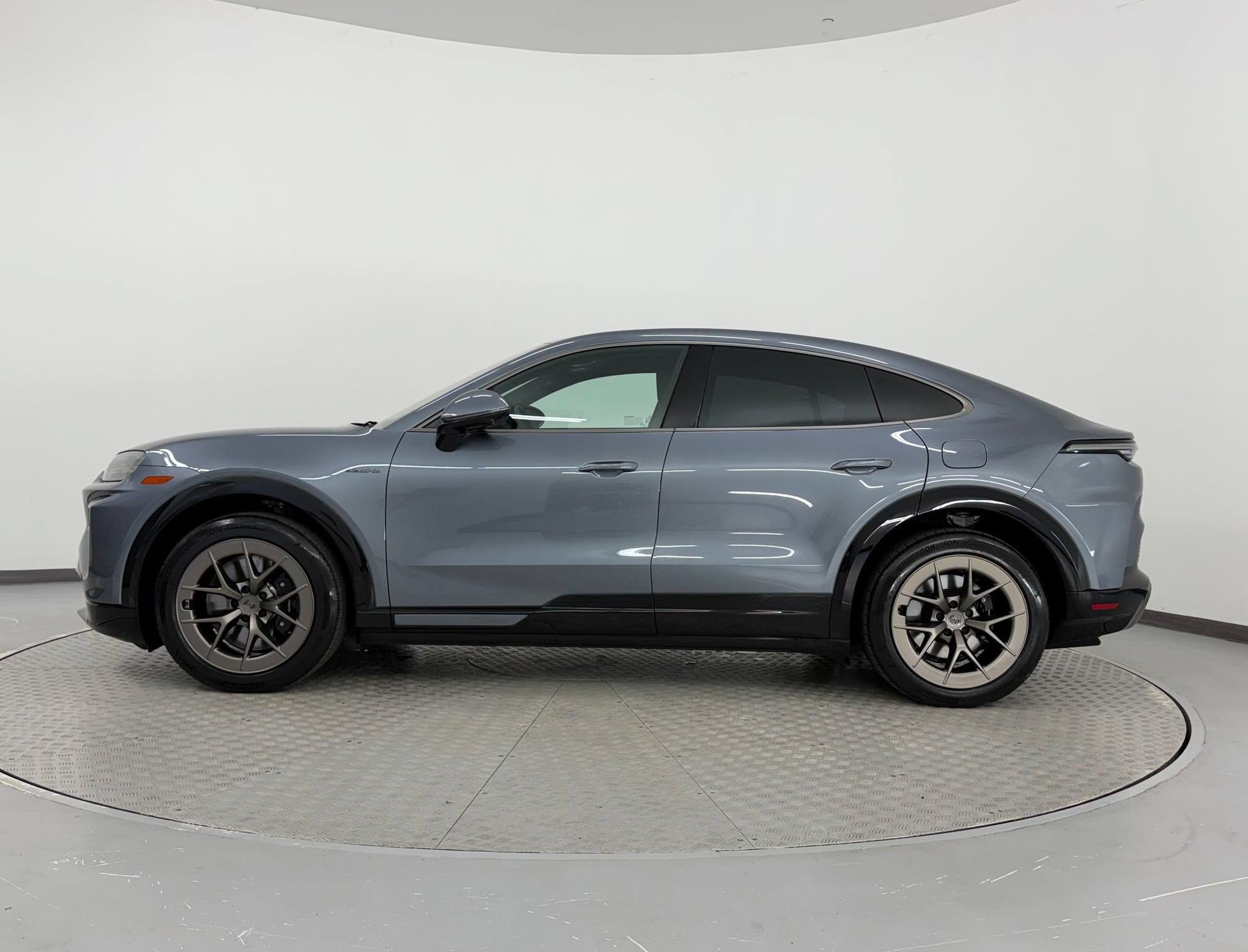 New 2026 Porsche Cayenne Turbo AWD/4WD image 2
