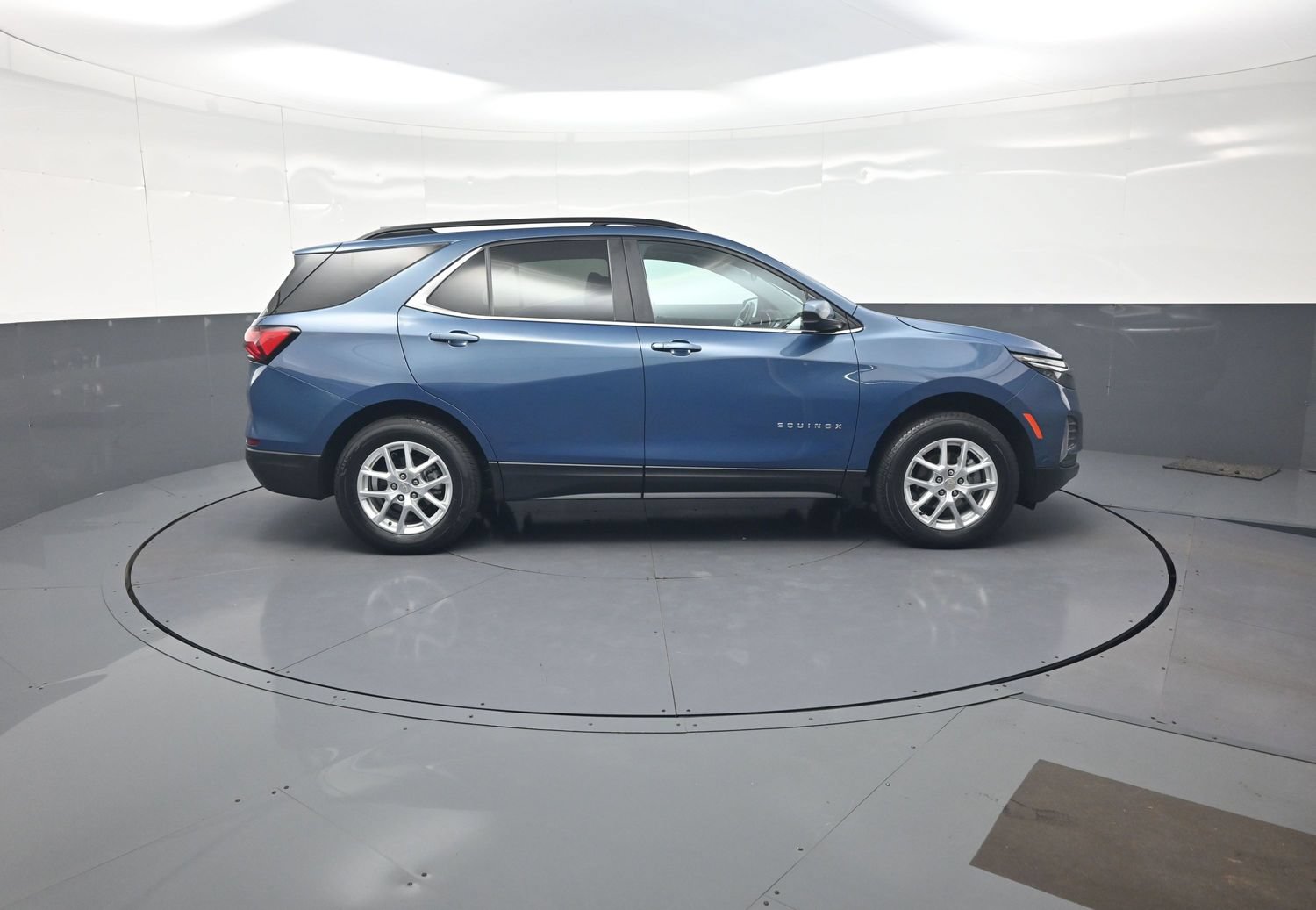 Used 2024 Chevrolet Equinox LT AWD/4WD image 2