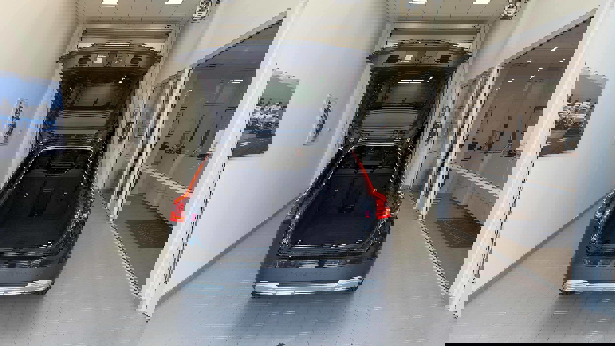 Used 2024 Volvo V90 B6 Cross Country Plus image 18