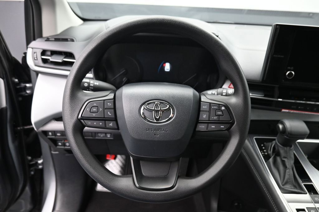 Used 2026 Toyota Sienna LE FWD image 16