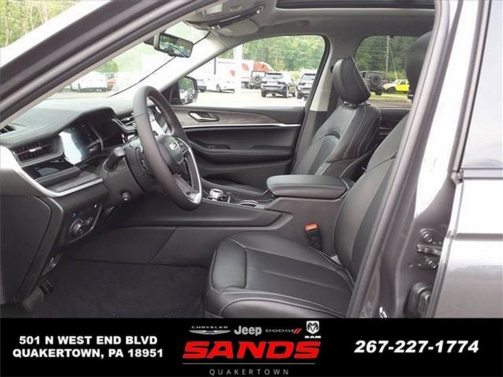 New 2023 Jeep Grand Cherokee 4WD 4xe w/ Luxury Tech Group II image 10