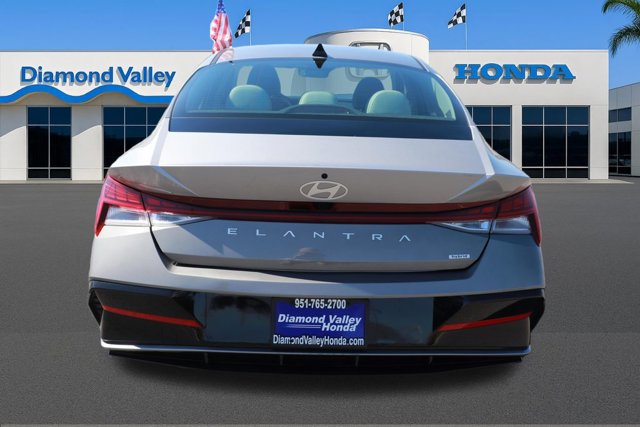 Used 2025 Hyundai Elantra Limited image 5