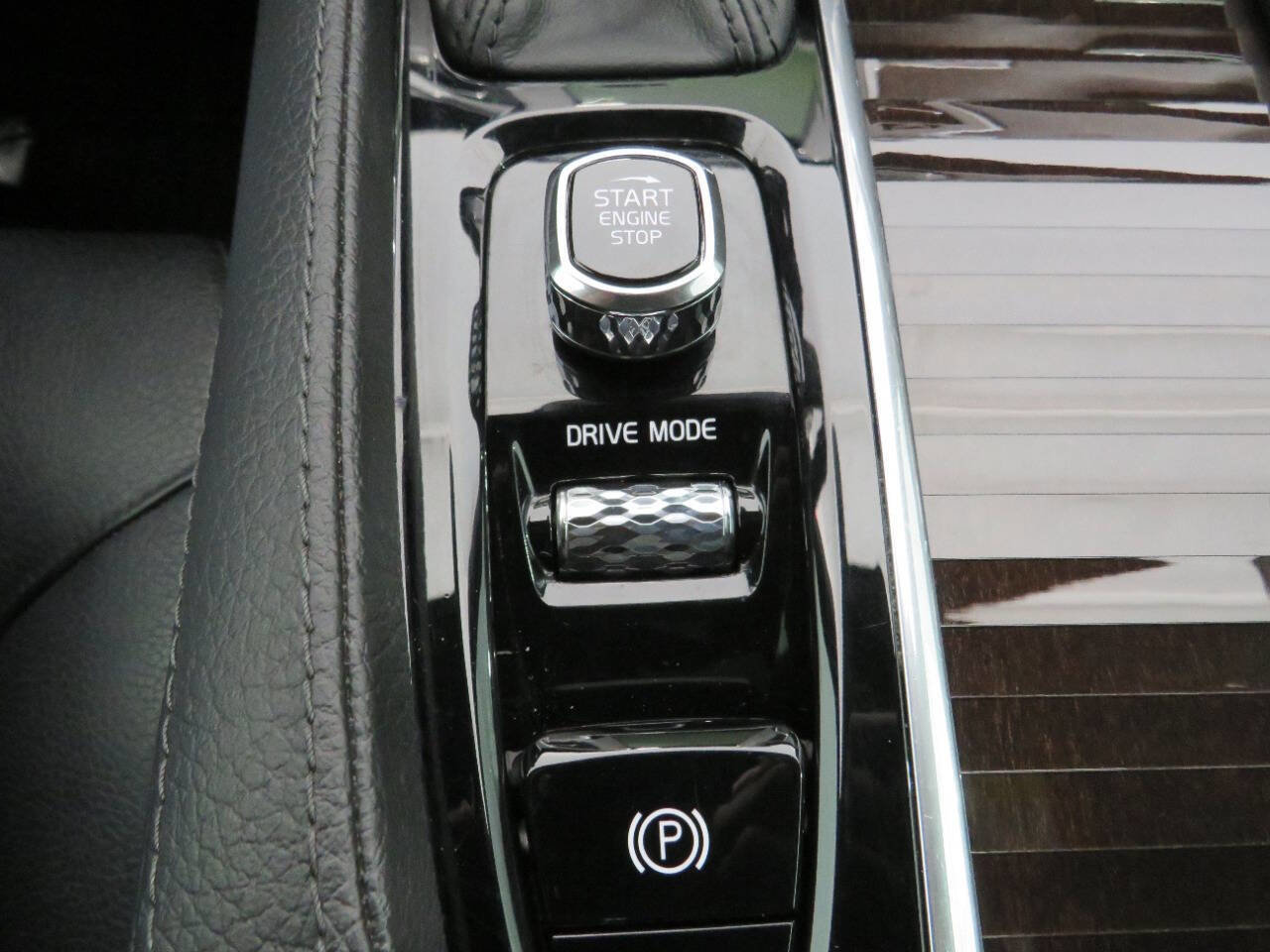 Used 2019 Volvo XC90 T6 Momentum w/ Protection Package Premier image 25