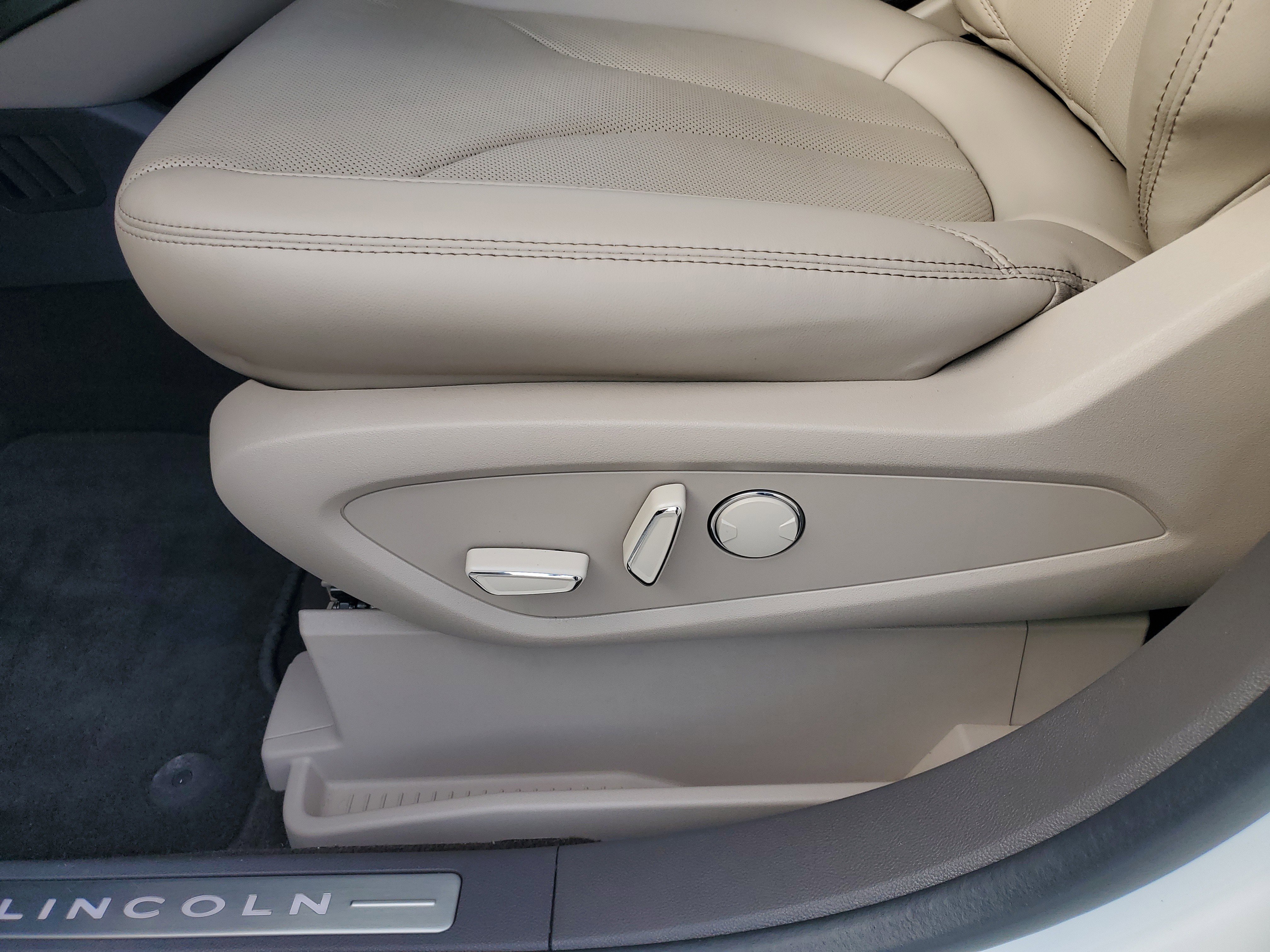 Certified 2022 Lincoln Nautilus Reserve w/ Equipment Group 201A image 12