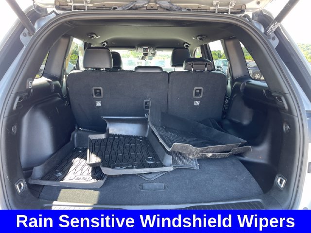 Used 2025 Jeep Grand Cherokee Altitude AWD/4WD image 23