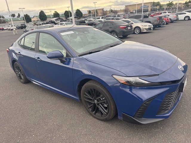 Used 2025 Toyota Camry SE image 4