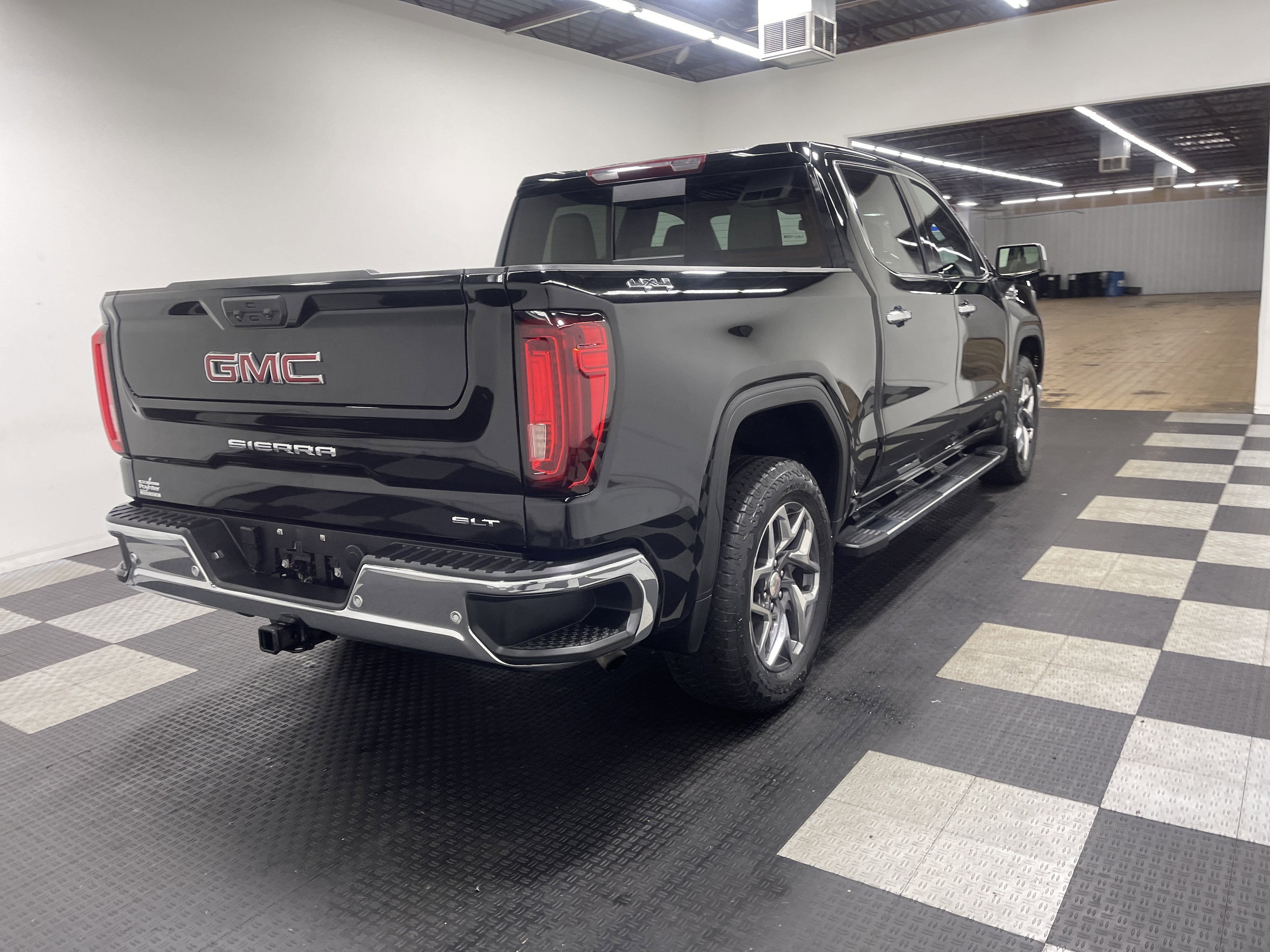 Used 2022 GMC Sierra 1500 SLT w/ SLT Premium Plus Package AWD/4WD image 5
