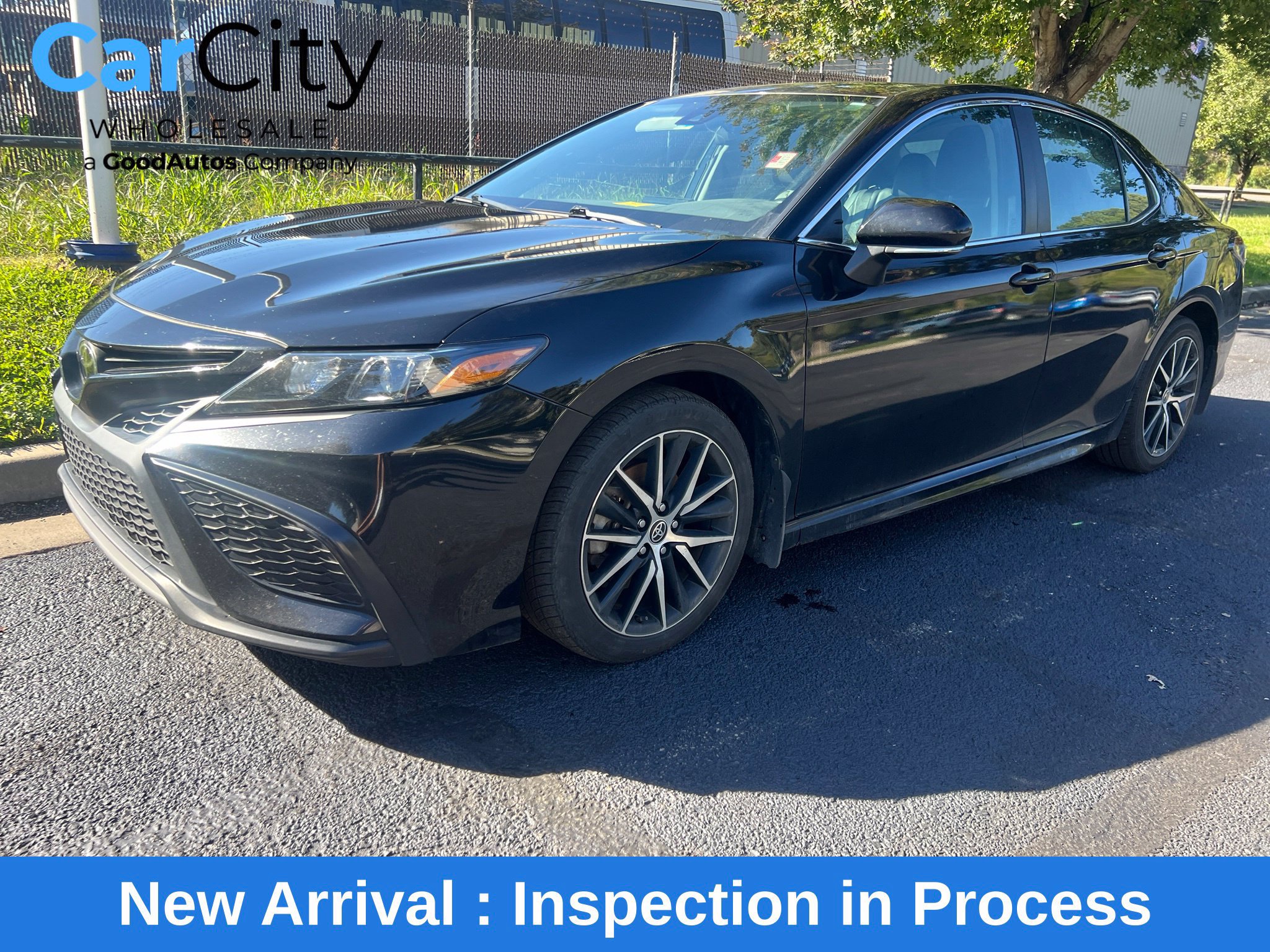 Used 2022 Toyota Camry SE FWD image 1