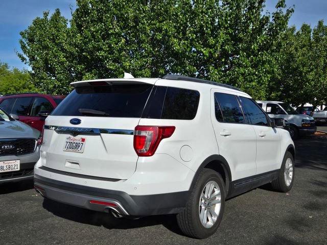 Used 2017 Ford Explorer XLT image 4