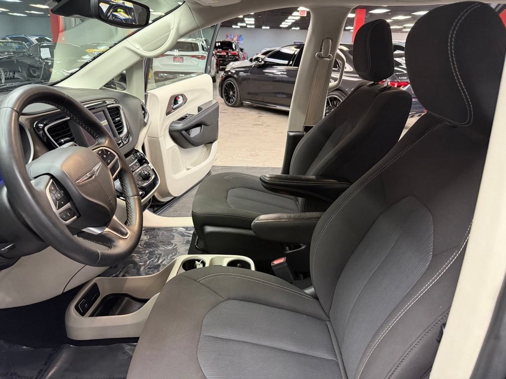 Used 2023 Chrysler Voyager LX FWD image 33