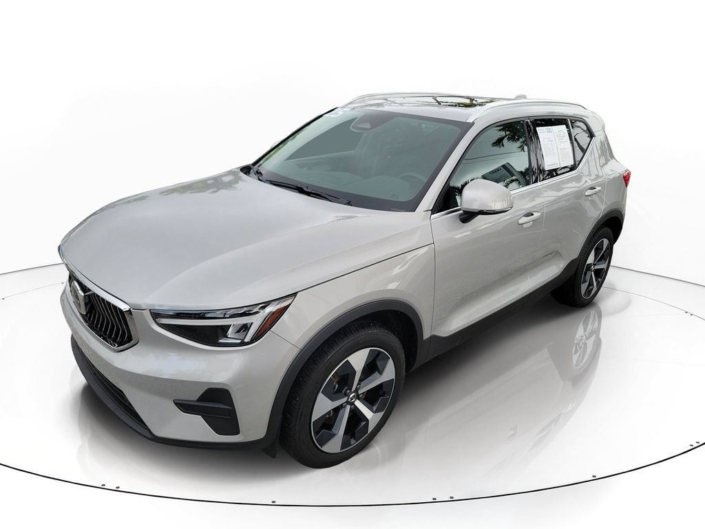 Used 2025 Volvo XC40 B5 Core w/ Protection Package AWD/4WD image 2