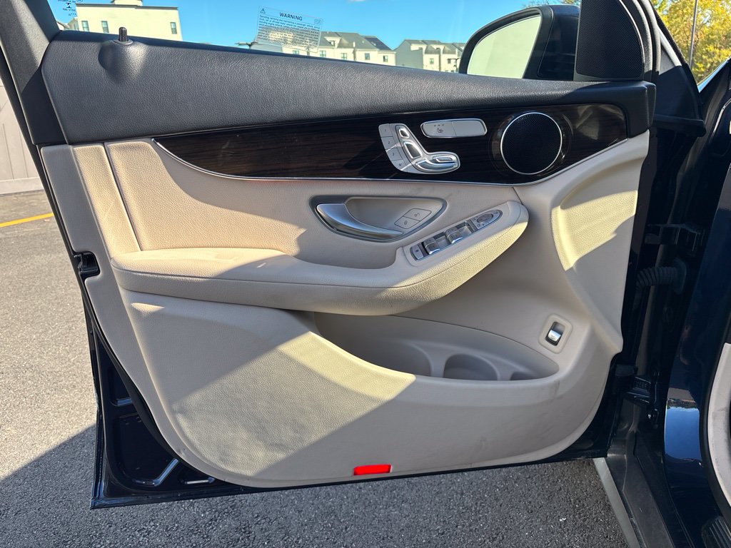 Used 2022 Mercedes-Benz GLC 300 w/ Premium Package Lite image 12