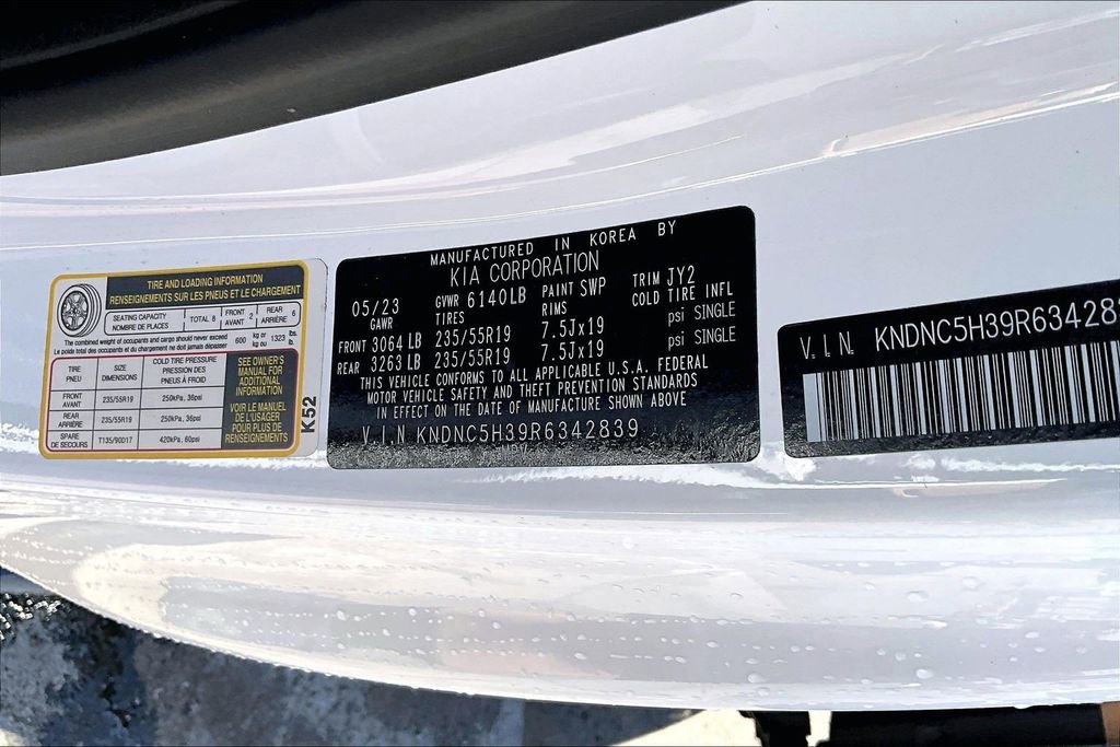 Used 2024 Kia Carnival EX image 19