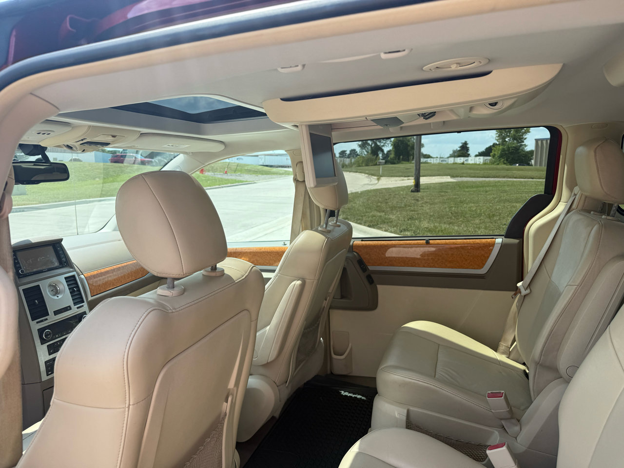 Used 2009 Chrysler Town & Country Limited w/ Entertainment Group #3 image 16