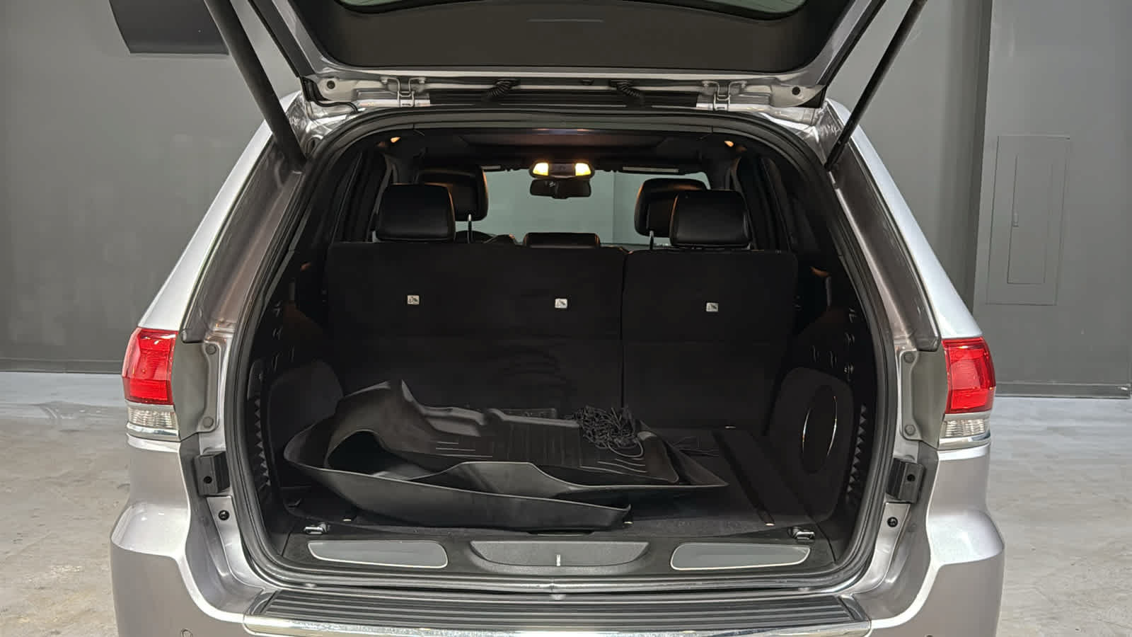 Used 2014 Jeep Grand Cherokee Limited w/ Luxury Group II AWD/4WD image 28
