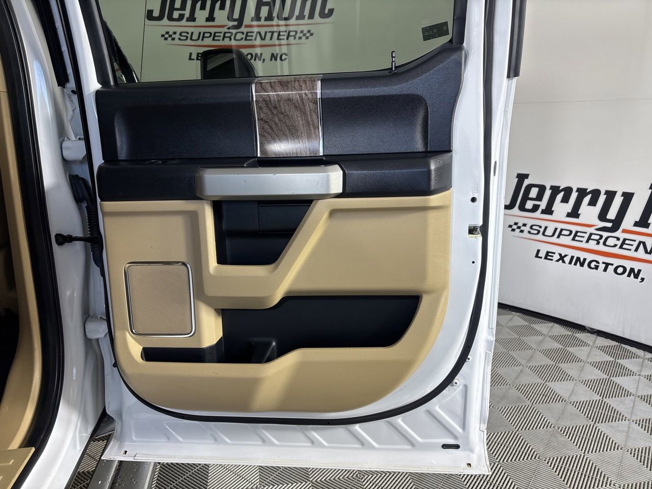 Used 2019 Ford F250 Lariat w/ Lariat Value Package image 26