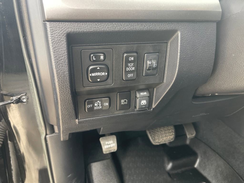 Used 2018 Toyota Tundra SR5 w/ SR5 Upgrade Package image 27