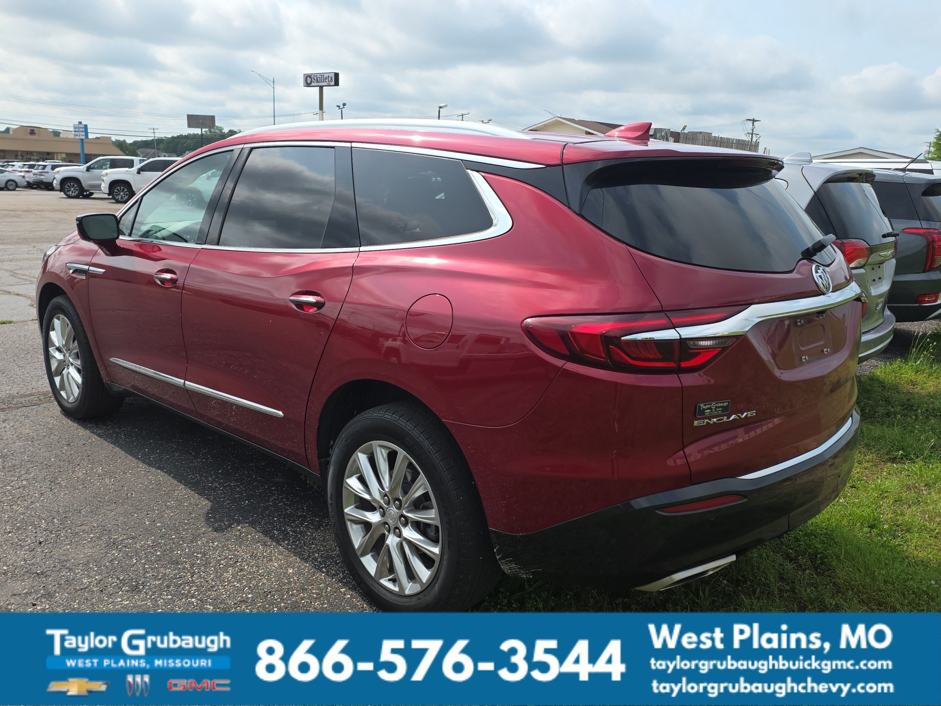 Used 2021 Buick Enclave Premium w/ Sun and Sites Package FWD image 4