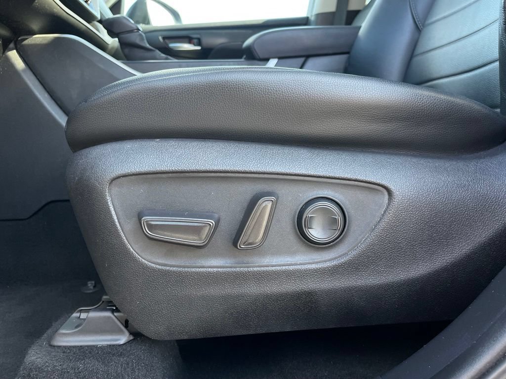 Used 2020 Toyota Highlander XLE FWD image 24