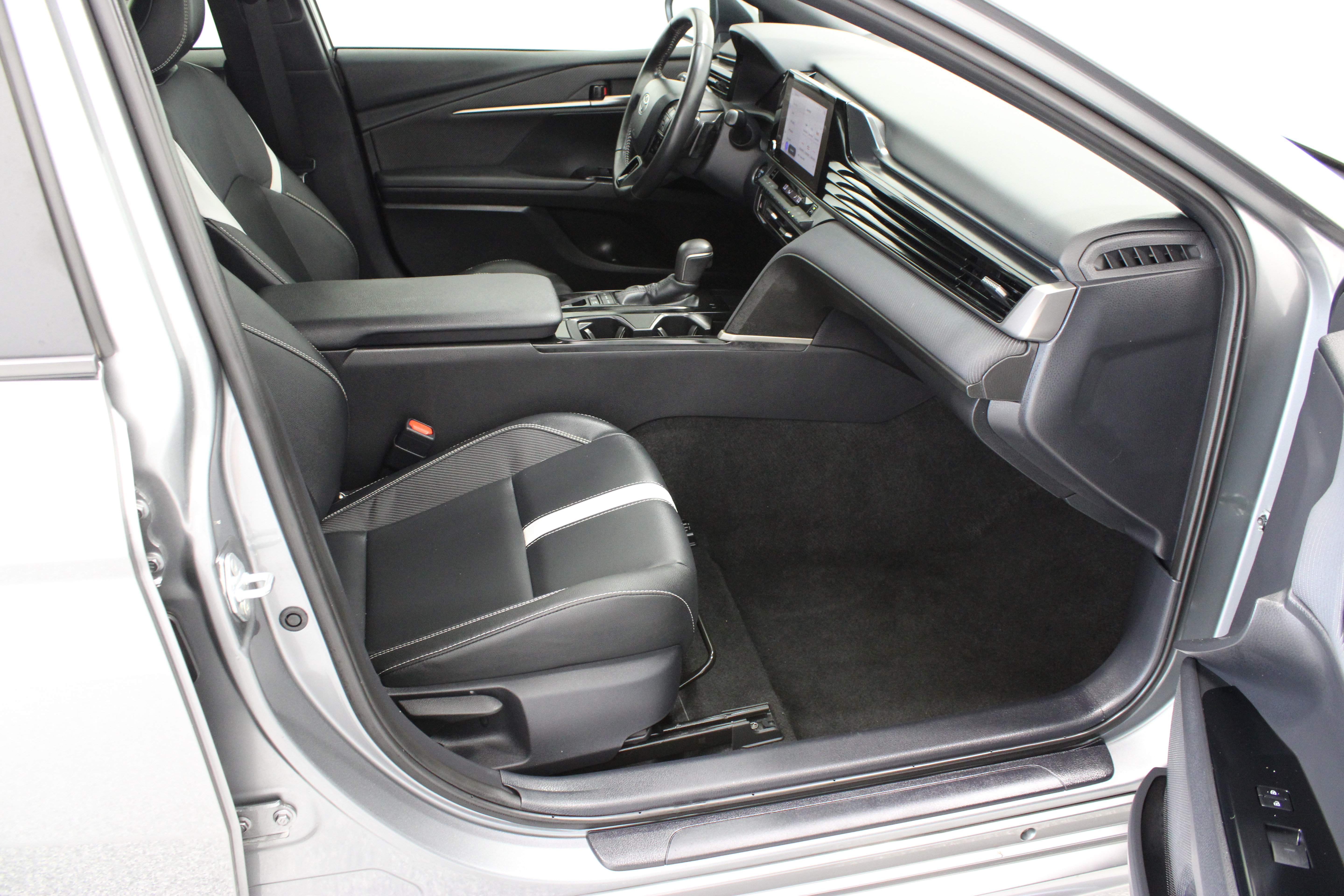 Used 2025 Toyota Camry SE FWD image 36