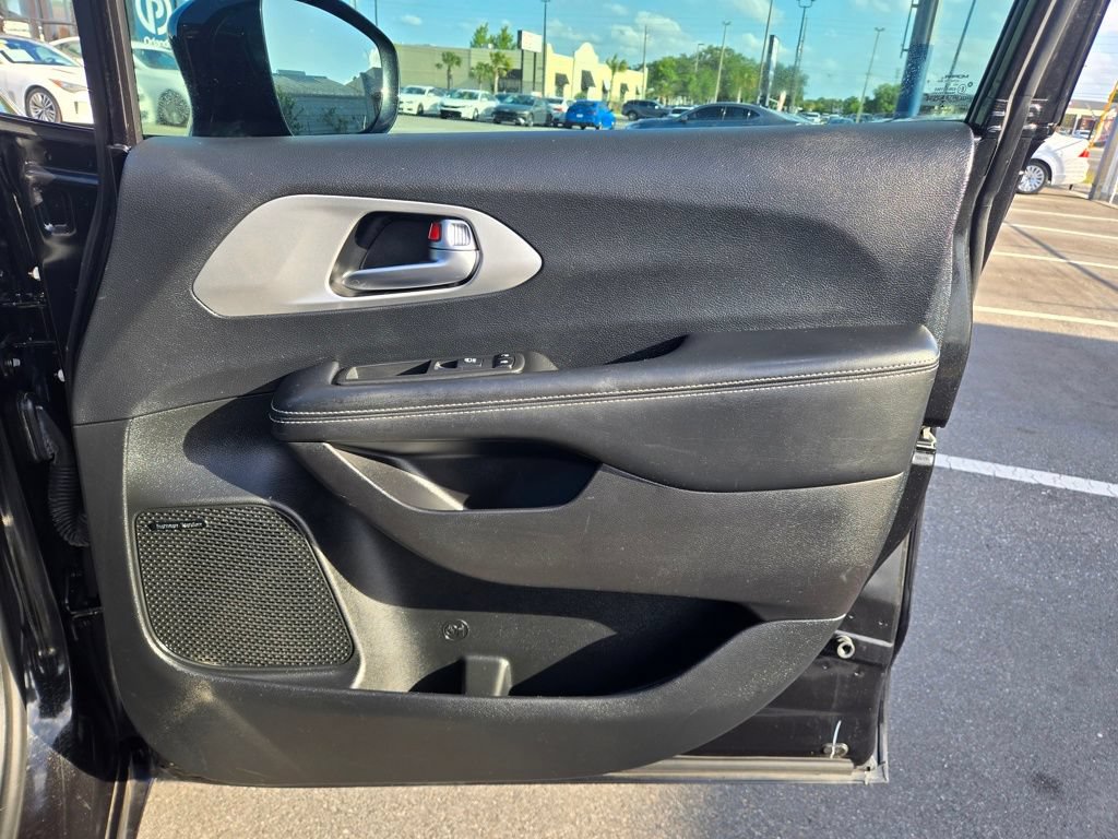 Used 2019 Chrysler Pacifica Touring-L Plus w/ Advanced Safetytec Group FWD image 55