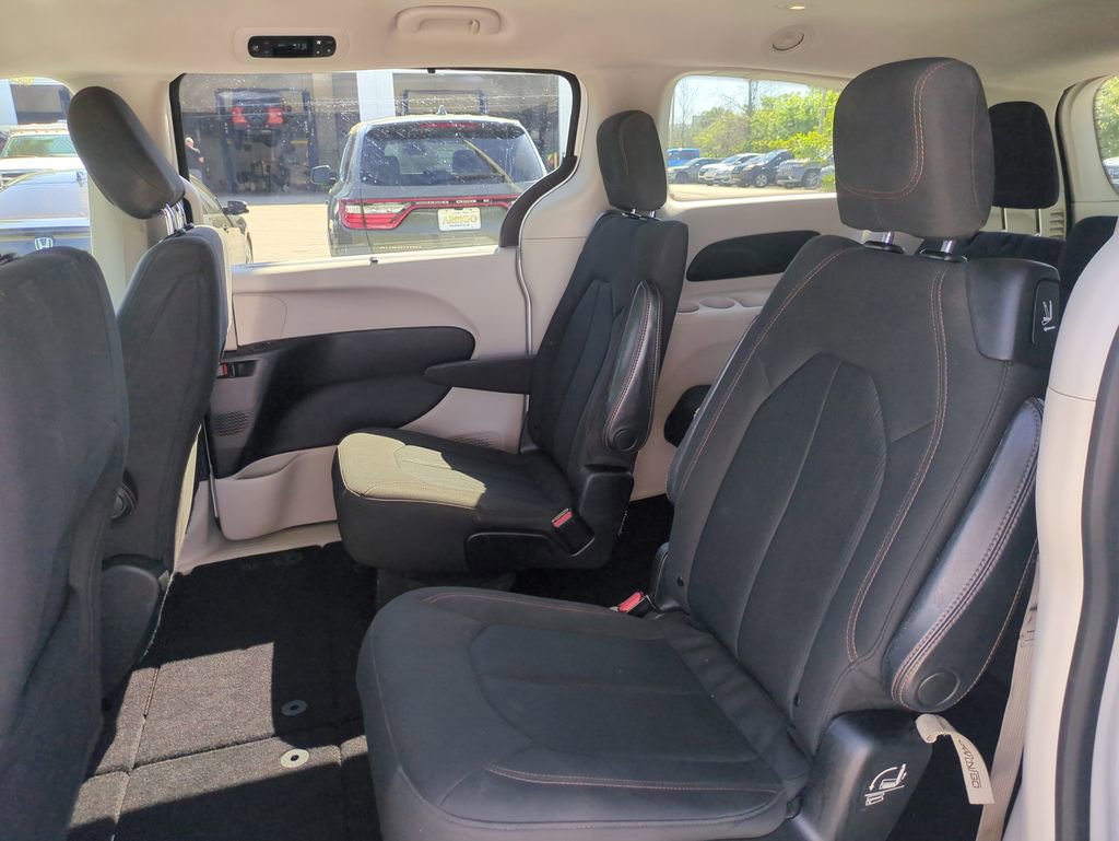 Used 2020 Chrysler Pacifica Touring image 16