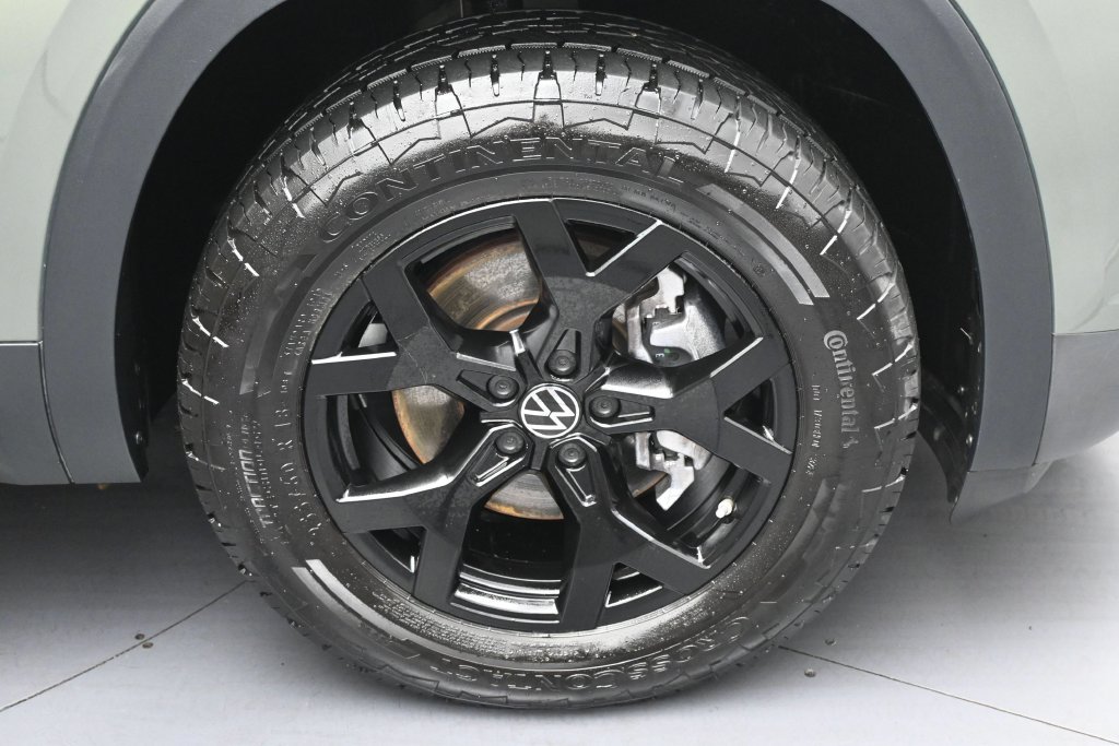 Used 2025 Volkswagen Atlas Peak Edition SE AWD/4WD image 33