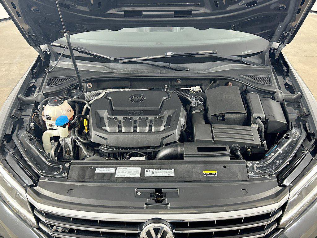 Used 2018 Volkswagen Passat 2.0T R-Line w/ R-Line Lighting Package FWD image 28