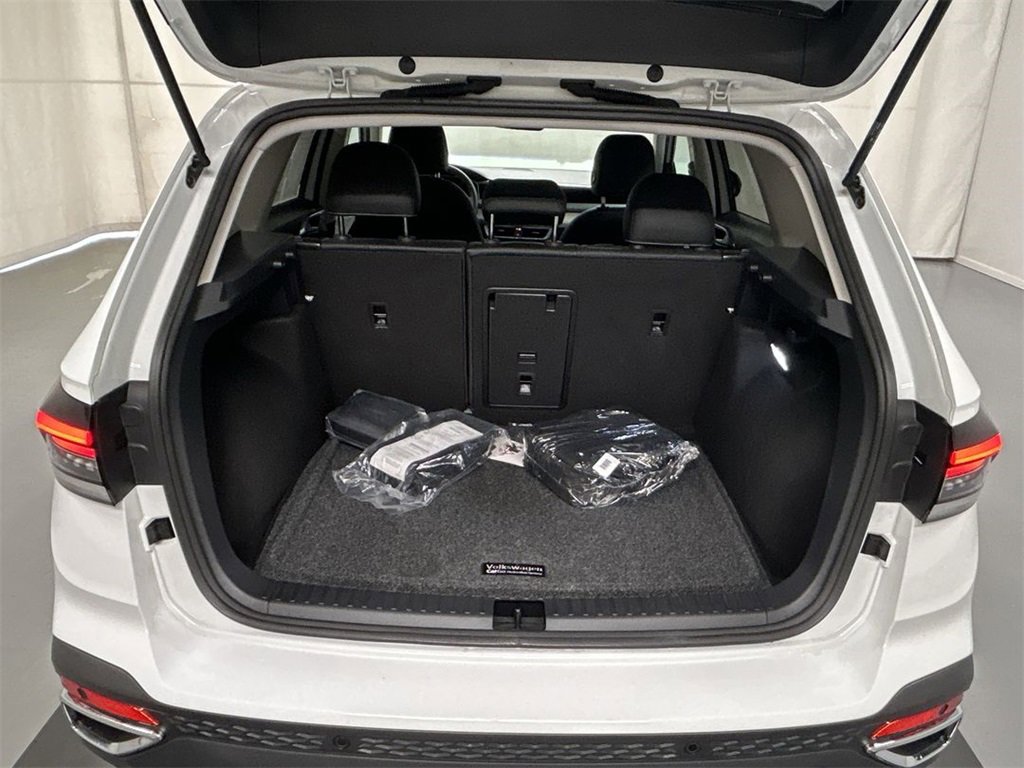 Certified 2025 Volkswagen Taos SEL image 4