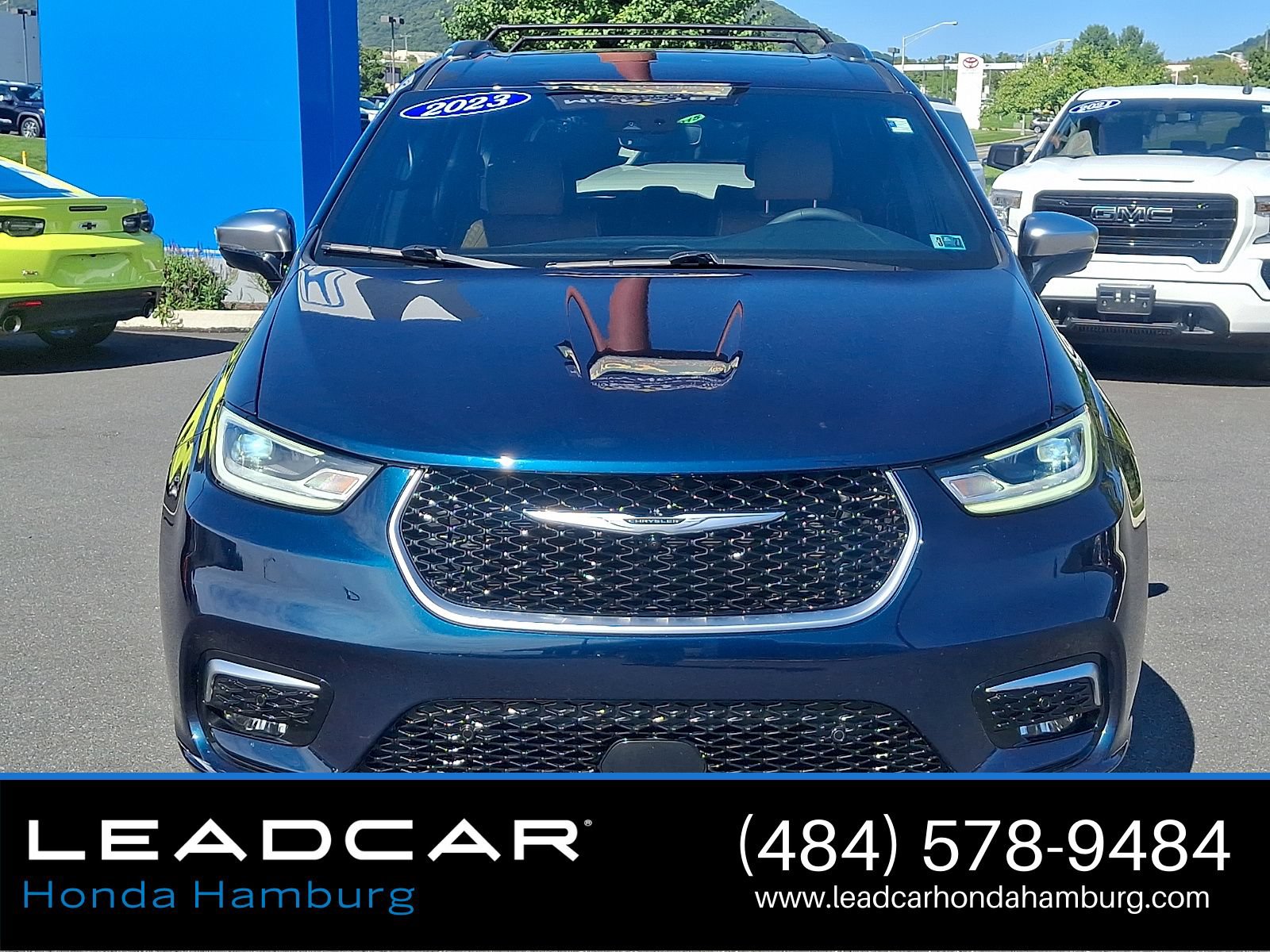 Used 2023 Chrysler Pacifica Pinnacle FWD image 2