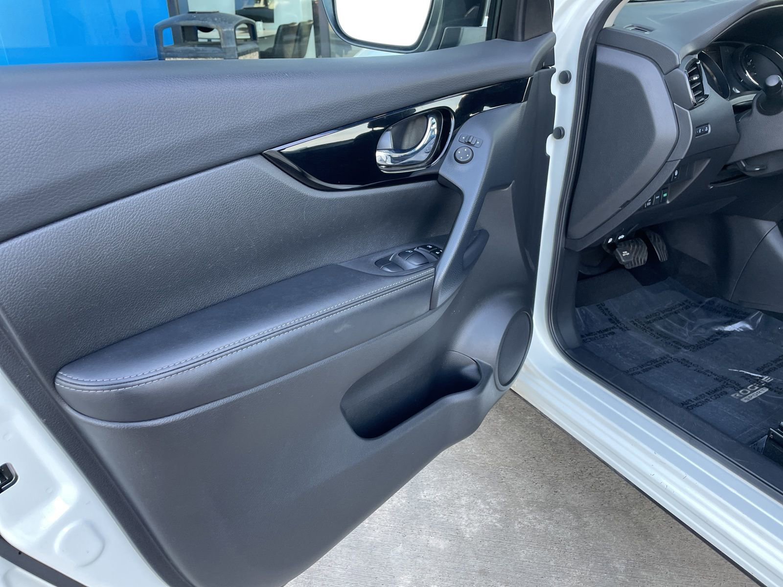 Used 2022 Nissan Rogue Sport SV image 9