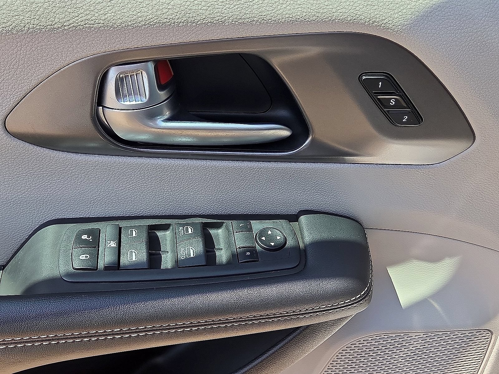 Used 2024 Chrysler Pacifica Touring-L FWD image 22