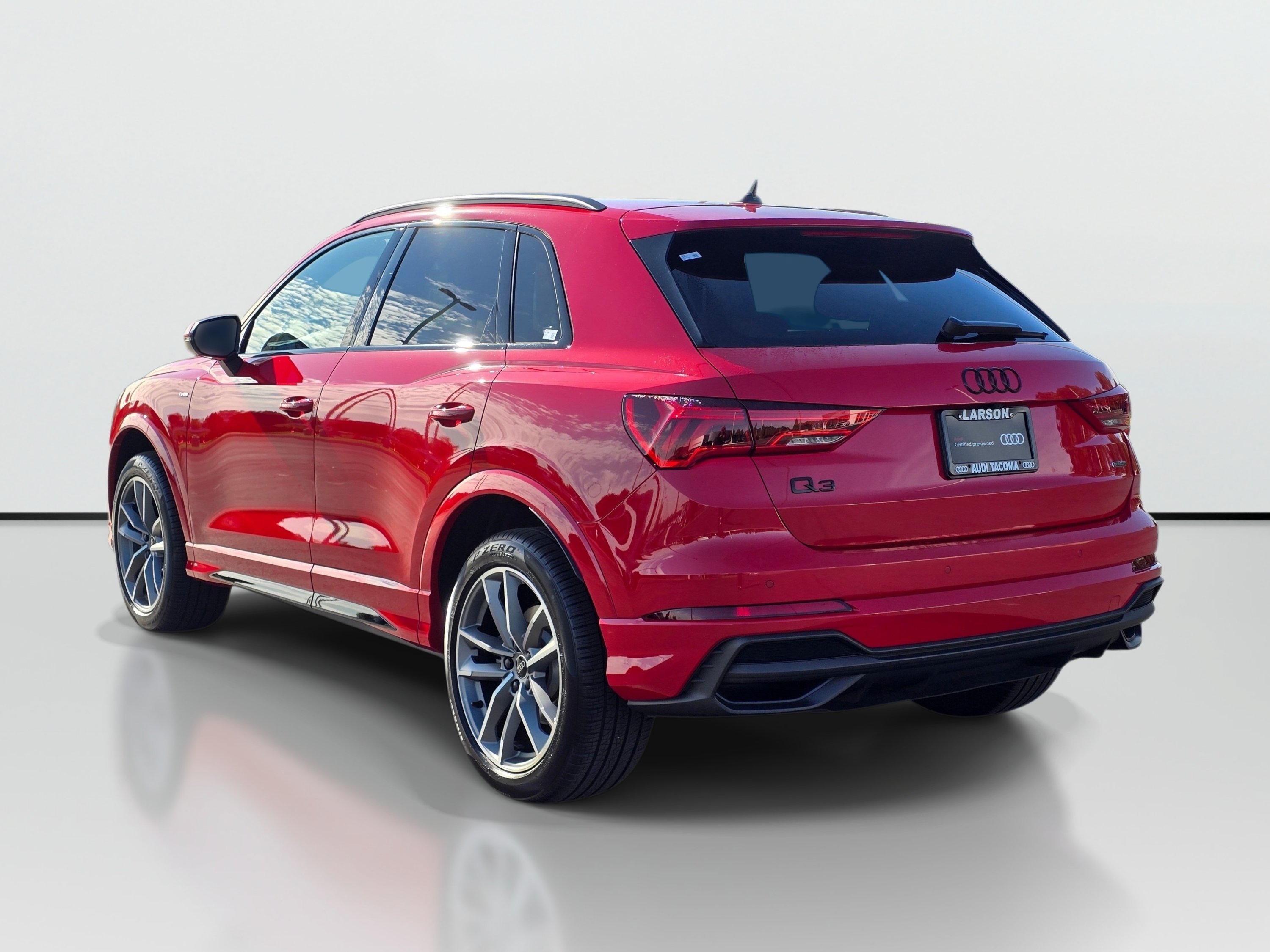 Certified 2025 Audi Q3 2.0T Premium AWD/4WD image 3
