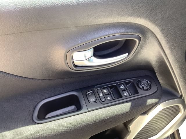 Used 2021 Jeep Renegade Latitude FWD image 10