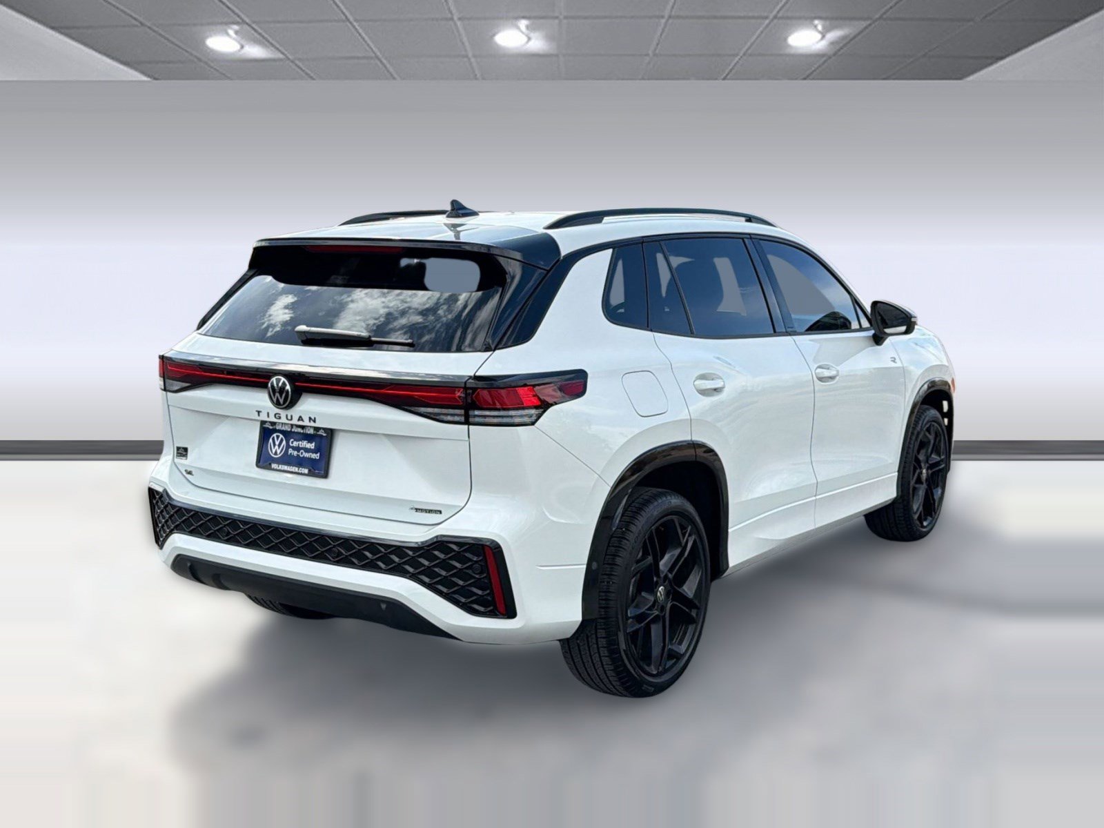 Used 2025 Volkswagen Tiguan SE R-Line image 9