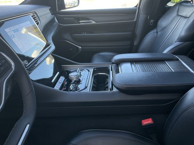 Used 2023 Jeep Wagoneer L Series III w/ Premium Group I AWD/4WD image 21