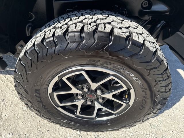 Used 2024 Jeep Wrangler Unlimited Rubicon AWD/4WD image 11