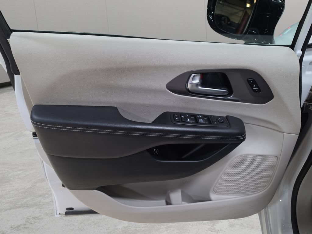 Used 2024 Chrysler Pacifica Limited FWD image 22