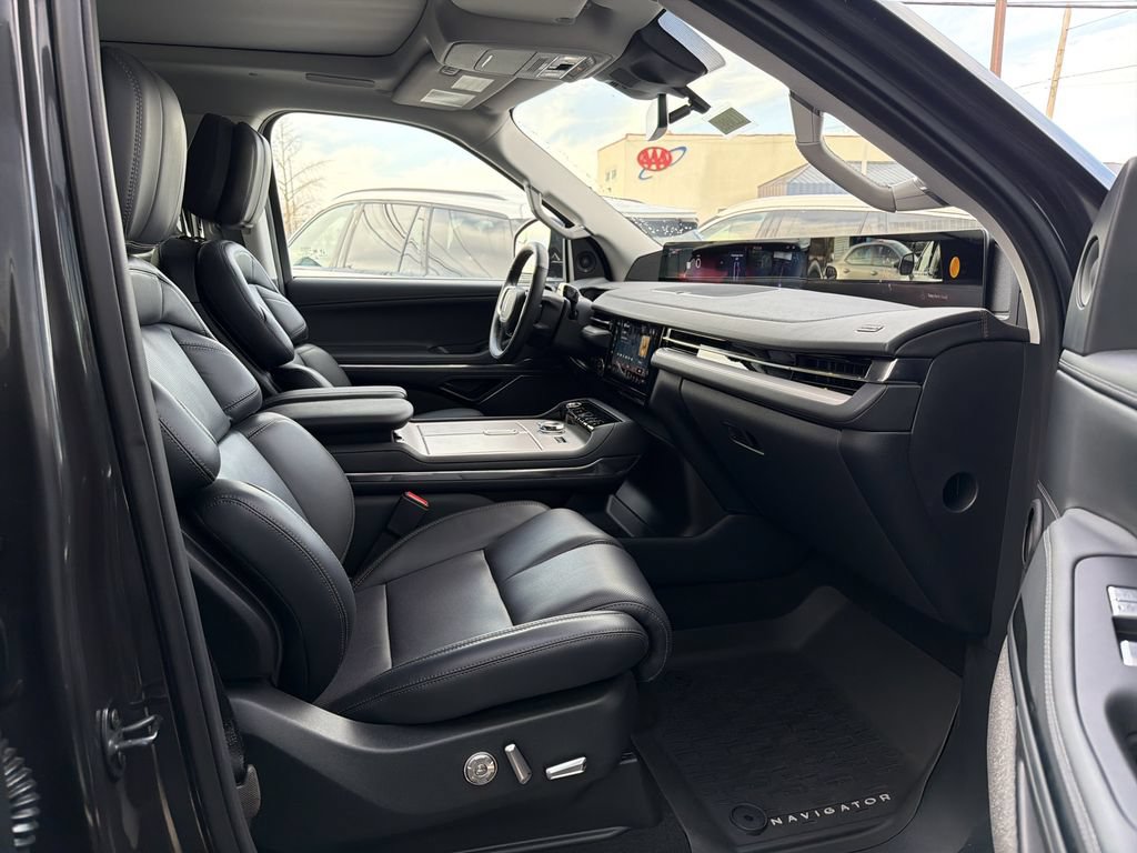 New 2025 Lincoln Navigator L Reserve AWD/4WD image 7