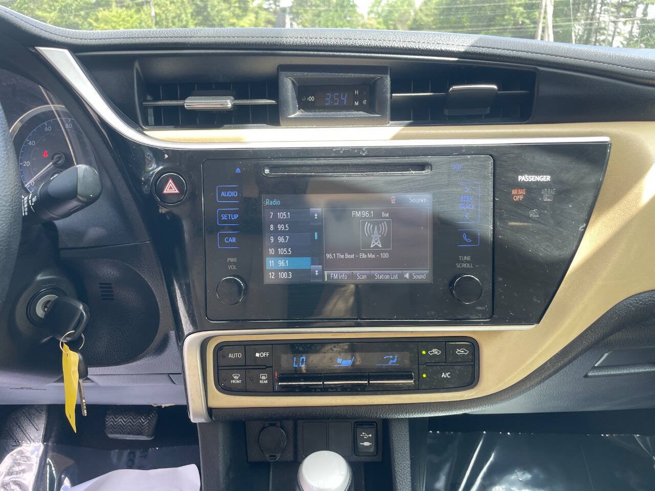 Used 2017 Toyota Corolla LE FWD image 14