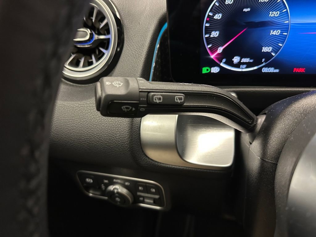 Used 2025 Mercedes-Benz GLB 250 4MATIC image 23