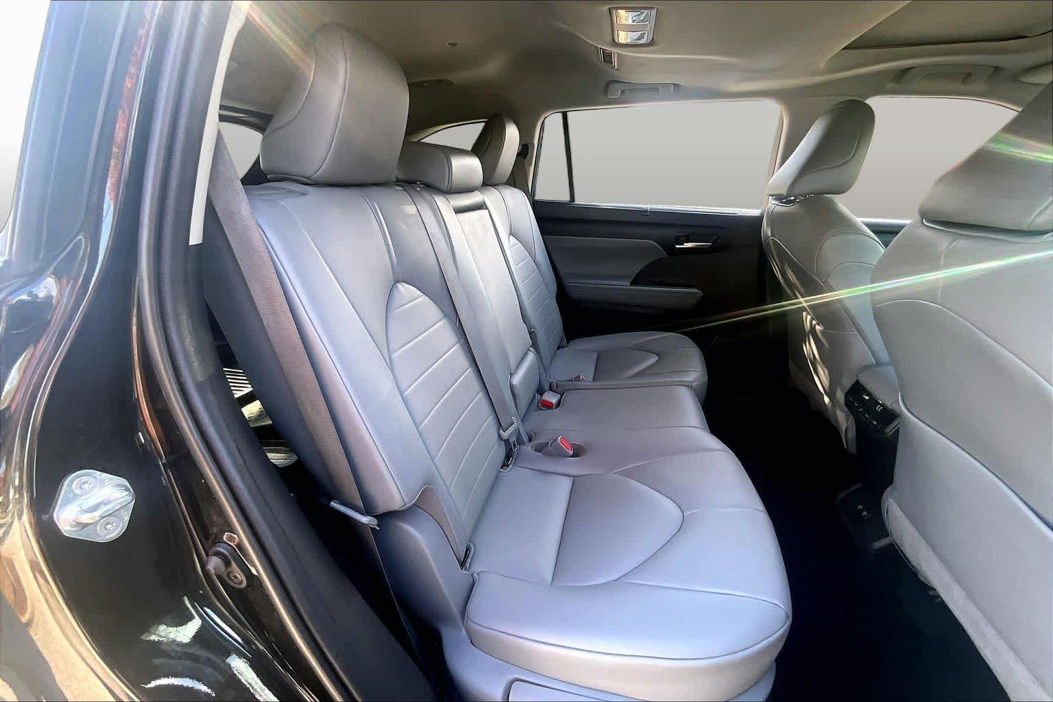 Used 2020 Toyota Highlander XLE AWD/4WD image 21