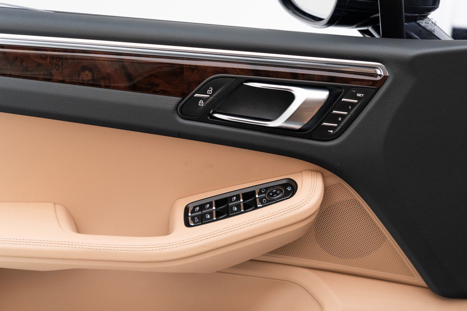 Certified 2025 Porsche Macan AWD/4WD image 20