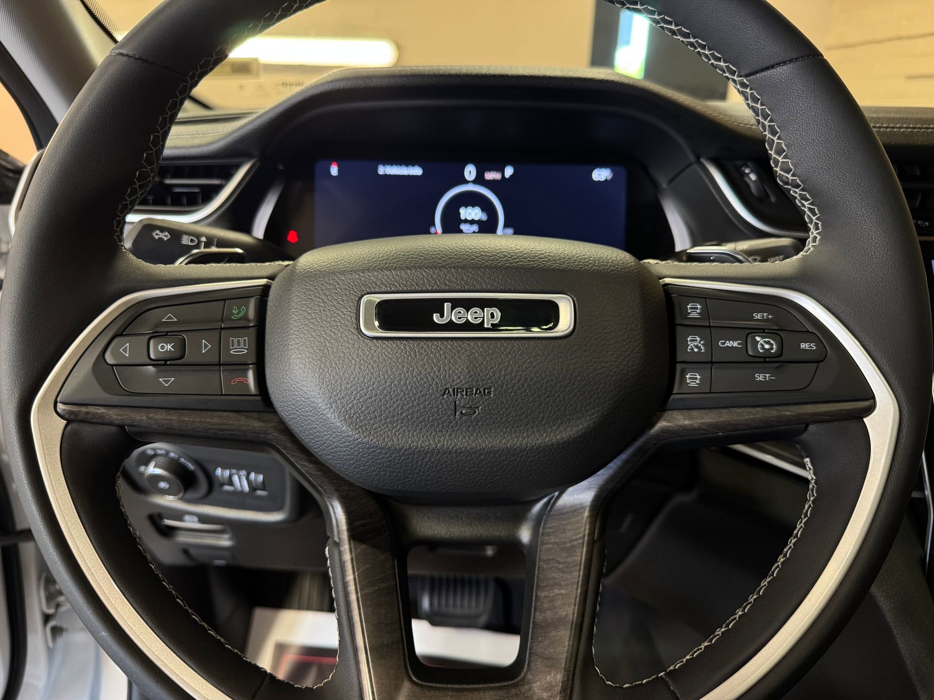 Used 2023 Jeep Grand Cherokee Limited w/ Black Appearance Package AWD/4WD image 41