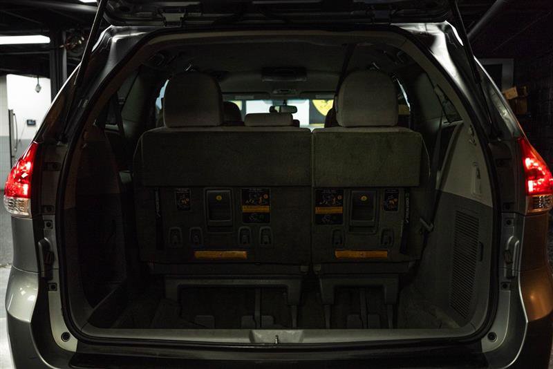 Used 2012 Toyota Sienna LE w/ Towing Pkg image 7